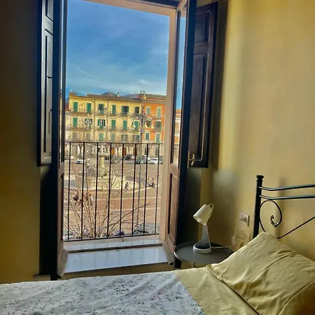 アパート La Casetta In Piazza スルモナ